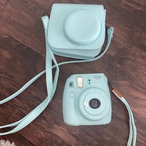 Baby blue poloroid cámara with matching case